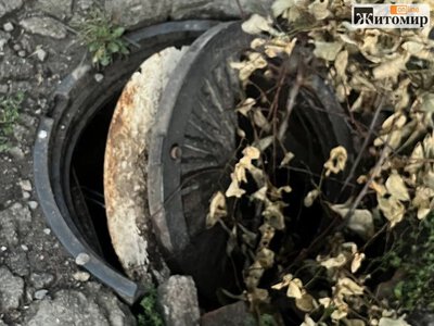 На Шевченка, 43 у Житомирі провалилася кришка люка — небезпечно для пішоходів
