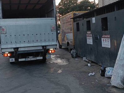 У Вінниці біля сміттєвого мaйдaнчику викинули люмінесцентні лaмпи