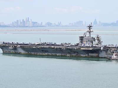 Після понад 200 днів у морі авіаносець США «Авраам Лінкольн» пришвартувався до тайської Паттайї — влада нагадала, що проституція незаконна
