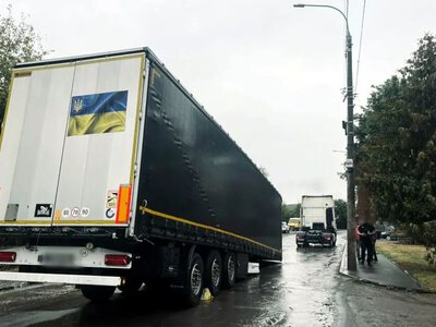 Через несправність зчеплення у Рівному від’єднався напівпричіп від вантажівки