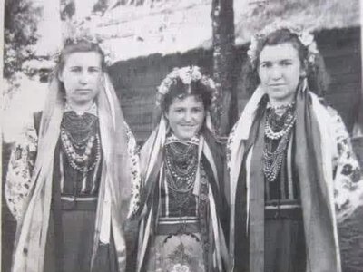Історія у світлинах: як виглядали жительки села Велимче понад 70 років тому