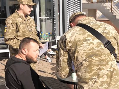 ТЦК може виявити військового в СЗЧ на вулиці: хто має право його затримувати