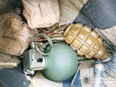 Зберігав зброю, вибухівку та наркотики: на Рівненщині затримали 32-річного чоловіка