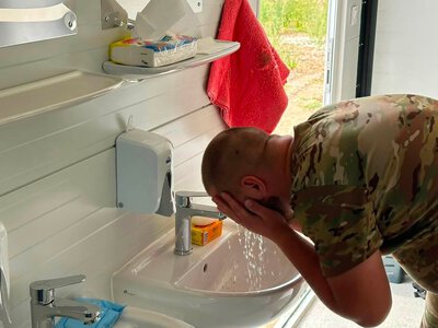 Угорські друзі передали закарпатським військовим мобільну пральню-вбиральню