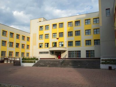 Штучна трава, камери та трибуни: у Києві оголосили тендер на масштабне оновлення шкільного стадіону