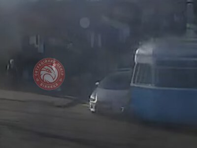 У Вінниці під трамвай потрапив легковик