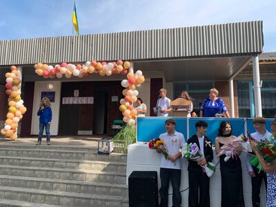 На Шполянщині батьки й діти відмовилися від купівлі квітів, аби зібрати гроші на фотобанер воїну