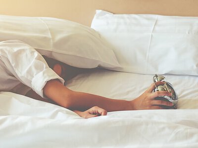 Сон під час повітряних тривог: що взяти із собою в укриття