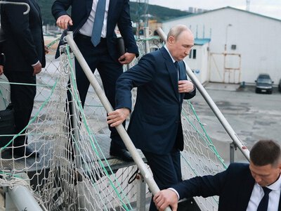 Путін посилив охорону до максимуму: у кортежі помітили кулемет, біля літака — закритий трап