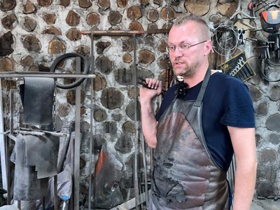 «Береш інструмент у руки, навушники у вуха і працюєш»: ветеран війни з Волині кує холодну зброю