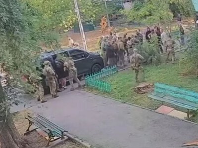 З’явилося відео сутички СБУ та ГУР у Києві: у дворі пролунали постріли