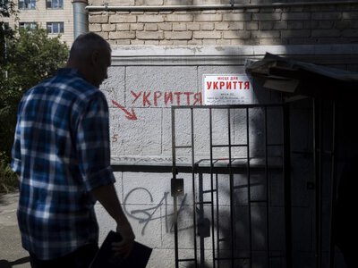 Як багатоповерхова влада столиці за роки війни так і не спромоглася збудувати мобільні укриття