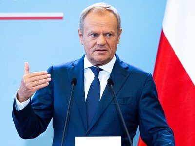 Підпал і саботаж: Туск заявив про умисну пожежу на заводі з виробництва дронів у Польщі