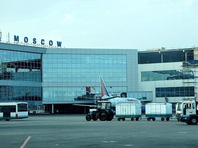 Аеропорти Москви другу ніч поспіль обмежували роботу після попередження Зеленського