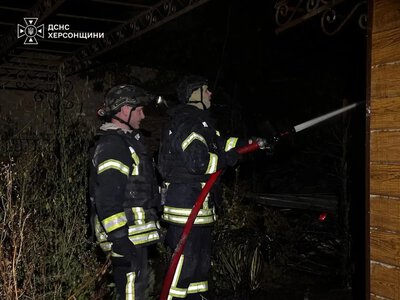 У Херсоні загорівся двоповерховий будинок після нічної атаки дроном