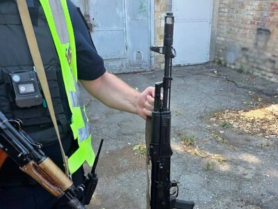 У Києві військового затримали через погрози автоматом перехожому