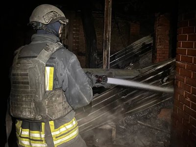 Через атаку дрона російських військ у Херсоні горів двоповерховий будинок. ФОТО 