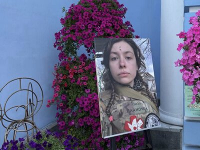 У Києві попрощалися з Євою Ройтер — 25-річною парамедикинею, яка загинула від російського удару, рятуючи людей
