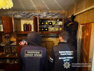 У селі на Шосткинщині викрили чоловіка, який вдома незаконно продавав цигарки та алкоголь