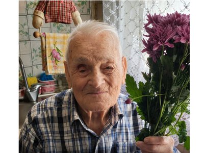 У 105 років дає гроші 72-річному синові й досі любить хліб зі смальцем 