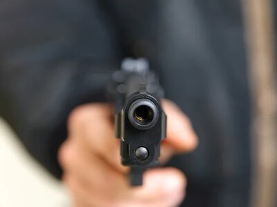 У Миколаєві п’яний чоловік погрожував поліцейському пістолетом