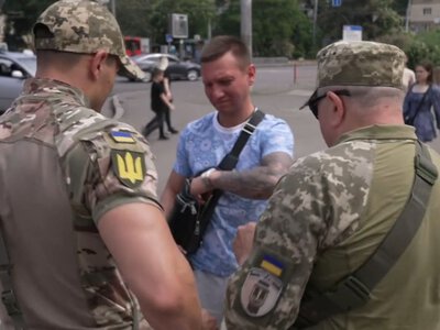 ТЦК може перевірити чоловіка просто на роботі: які документи треба показати