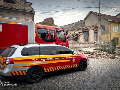 Живцем під завалами? У Мукачеві серед білого дня стіна будинку розчавила все на своєму шляху
