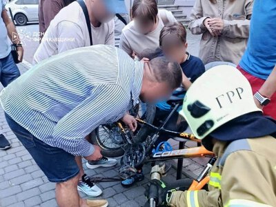 У Франківську рятувальники вивільнили ногу дитини із затиснутої конструкції велосипеда