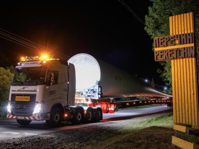 Перші українські лопаті для вітротурбін транспортували із виробництва на Закарпатті
