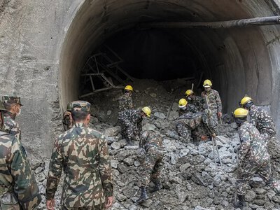 У Непалі врятували двох працівників із тунелю після руйнівних паводків