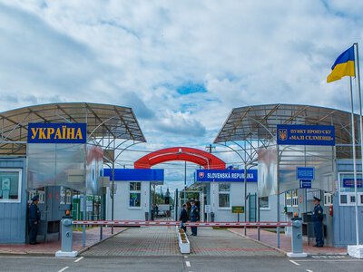 Понад 1,3 мільйона людей та 250 тисяч авто: на Закарпатті розповіли про літній рух через кордон