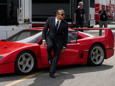 Льюїс Гамільтон приїхав до Монци на Ferrari F40 із числом 44 на блоці двигуна