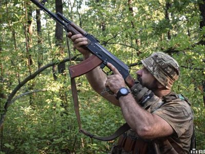 Боєць волинської бригади зі звичайного автомата збив 12 російських дронів за півтори години