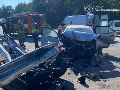 Моторошна ДТП на Житомирщині: водія затисло в авто