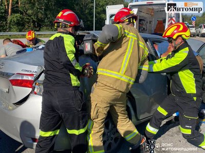 Рятувальники деблокували чоловіка з понівеченого легковика біля Житомира