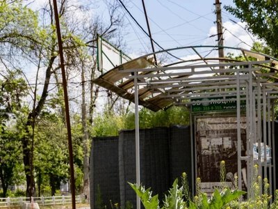  Російські війська атакували зупинку в Херсоні, поранена жінка 