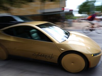 Tesla офіційно представила серійне роботаксі Cybercab