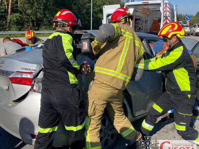 На Житомирщині легковик врізався у відбійник: двох людей госпіталізували