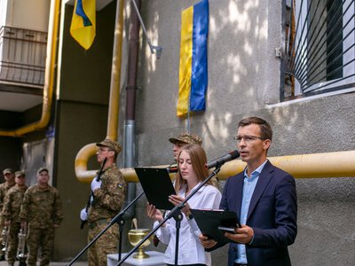 В Івано-Франківську відкрили анотаційну дошку на честь полеглого правоохоронця Володимира Розвадовського