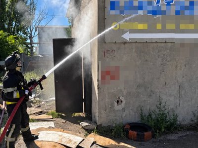  У Херсоні через російський обстріл загорілась нежитлова будівля. ФОТО 