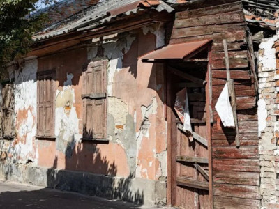 Шприци, руїни та cкло: чи можна щось зробити з закинутими будинками у Полтаві?