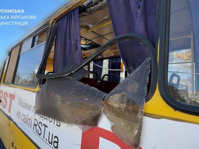 У Херсоні російський дрон атакував зупинку і маршрутку: є загиблі та поранені