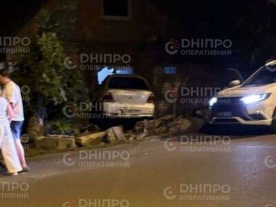 У Дніпрі на 12 кварталі нетверезий водій Nissan врізався в будинок