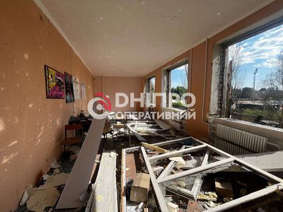 Десятки вибитих вікон та понівечені класи: як зараз виглядає коледж у Дніпрі після ракетної атаки