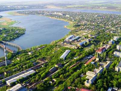 У Миколаєві внаслідок атаки ворожих дронів пошкоджений торговельний центр, постраждав чоловік (ВІДЕО)