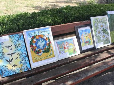 У замку на Рівненщині відкрили інклюзивну виставку «Світ, який говорить серцем»