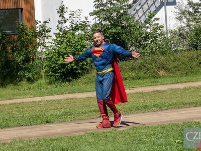У Чехії до однієї з міськрад балотується косплеєр Супермена, який є чинним заммера