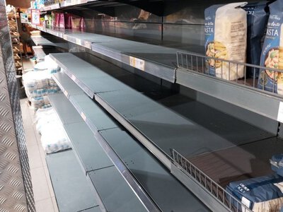 У супермаркетах АТБ в Луцьку дефіцит круп (Фото)