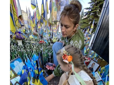 На Майдані Незалежності встановили прапорці на честь загиблих захисників Станично-Луганської громади