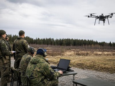 У Фінляндії провели міжнародний курс із використання дронів для скидання вантажів